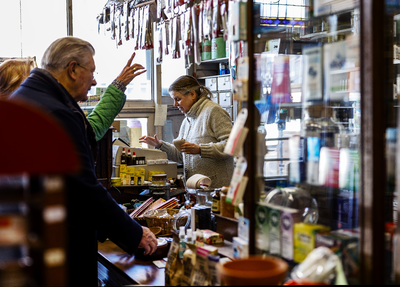 913408 Afbeelding van Frederike de Boer achter de toonbank van Drogisterij Woortman (Neude 3) te Utrecht.
